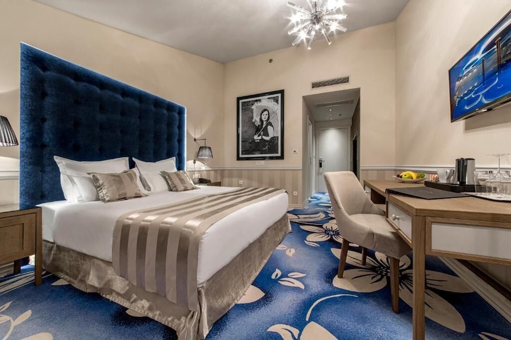 Grand Hotel Slavia — Hotel rooms in Baška Voda, Split-Dalmatia