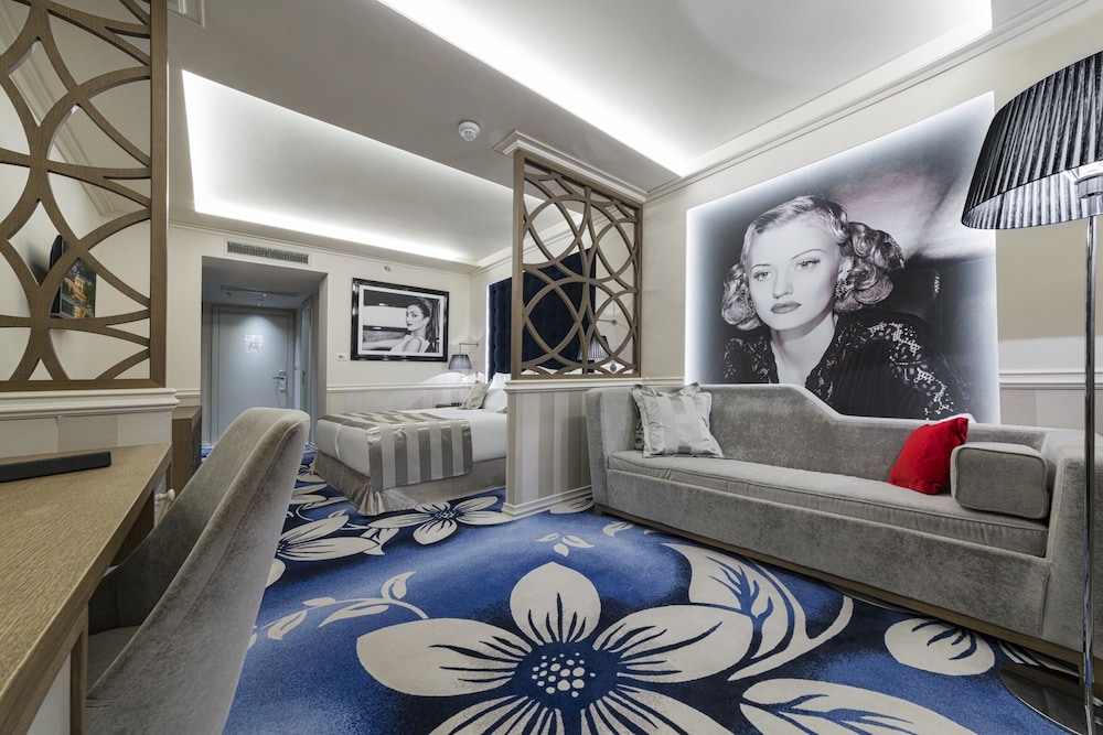 Grand Hotel Slavia — Hotel rooms in Baška Voda, Split-Dalmatia