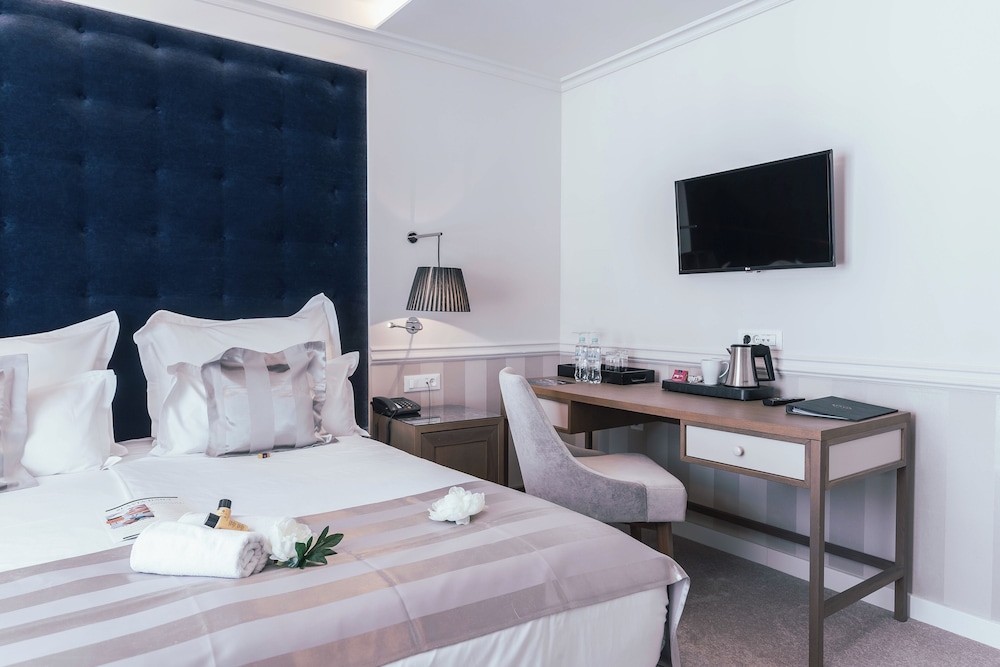 Grand Hotel Slavia — Hotel rooms in Baška Voda, Split-Dalmatia