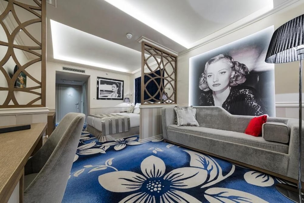 Grand Hotel Slavia — Hotel rooms in Baška Voda, Split-Dalmatia