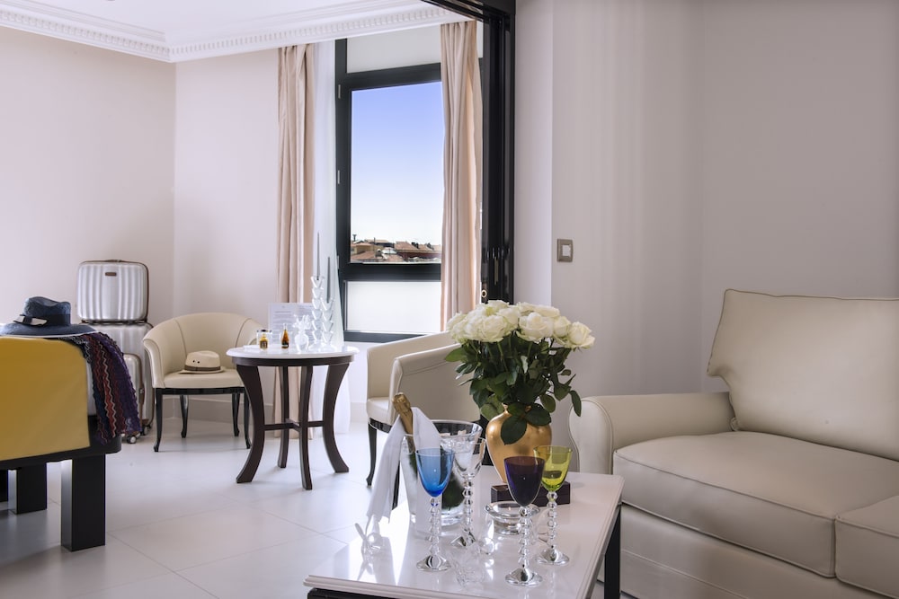 Hôtel Aston La Scala — Hotel rooms in Nice, Provence-Alpes-Cote d'Azur