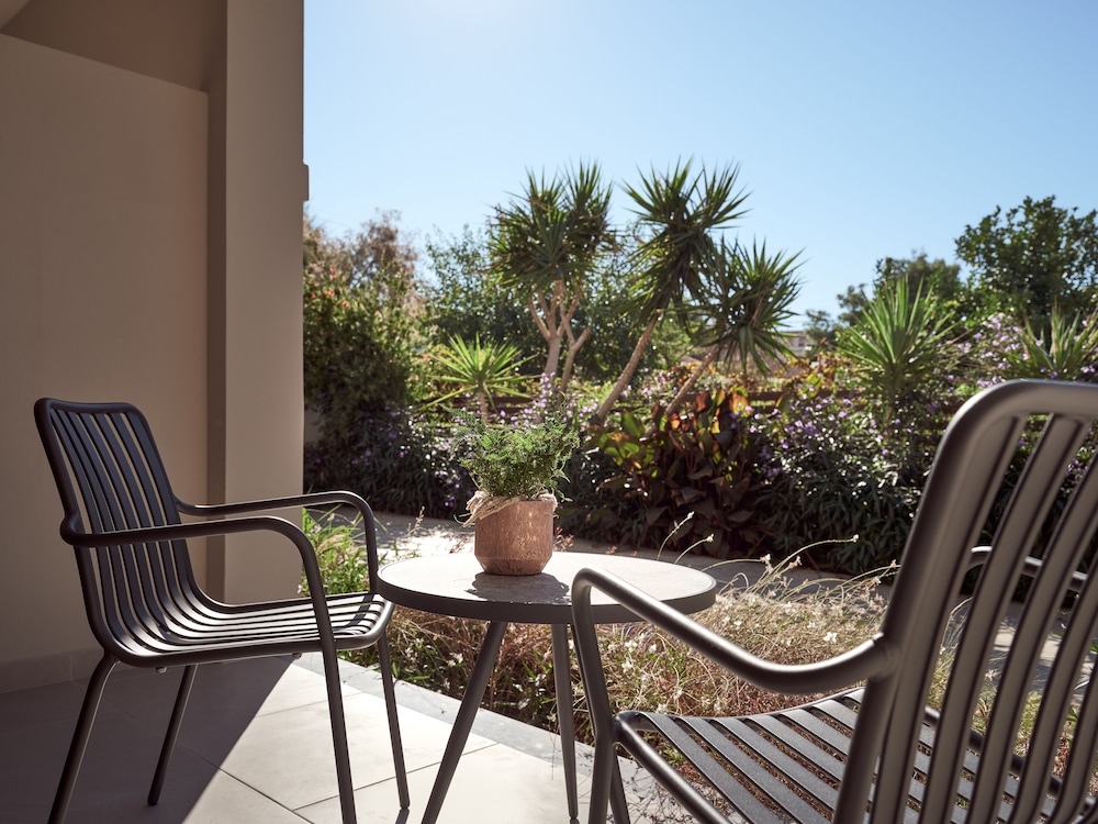 Cactus Hotel — Hotel building in Laganas, Ionian Islands