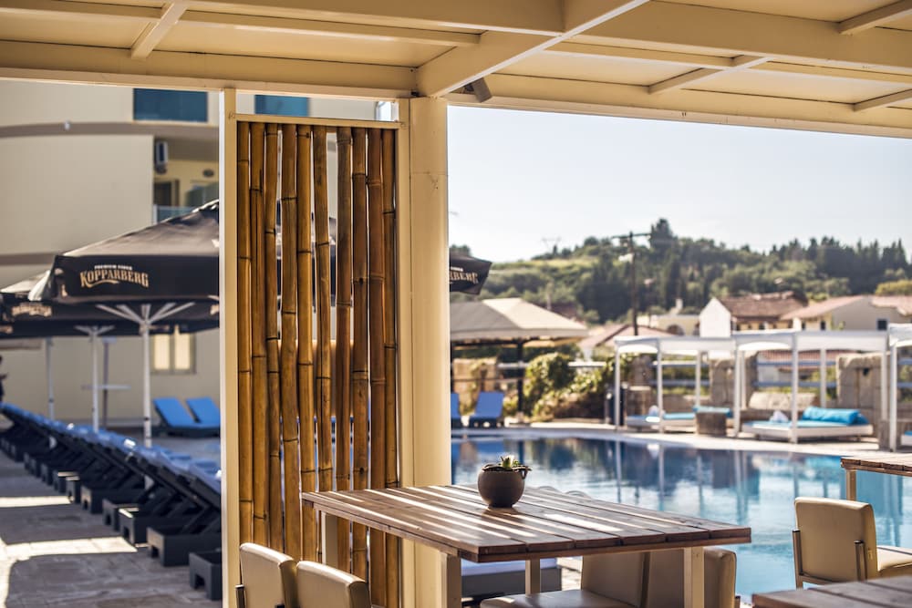 Island Beach Resort - Adults Only — Swimming pool in Lefkimmi (Corfu), Ionian Islands