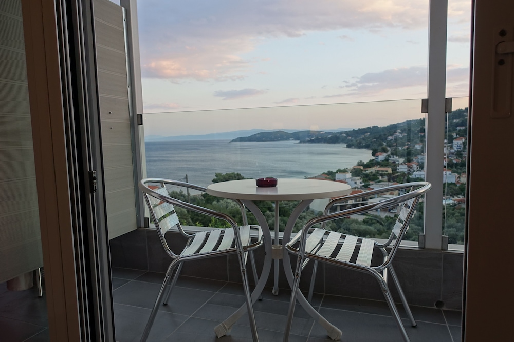 Hotel Rene — Hotel rooms in Skiathos, Thessaly