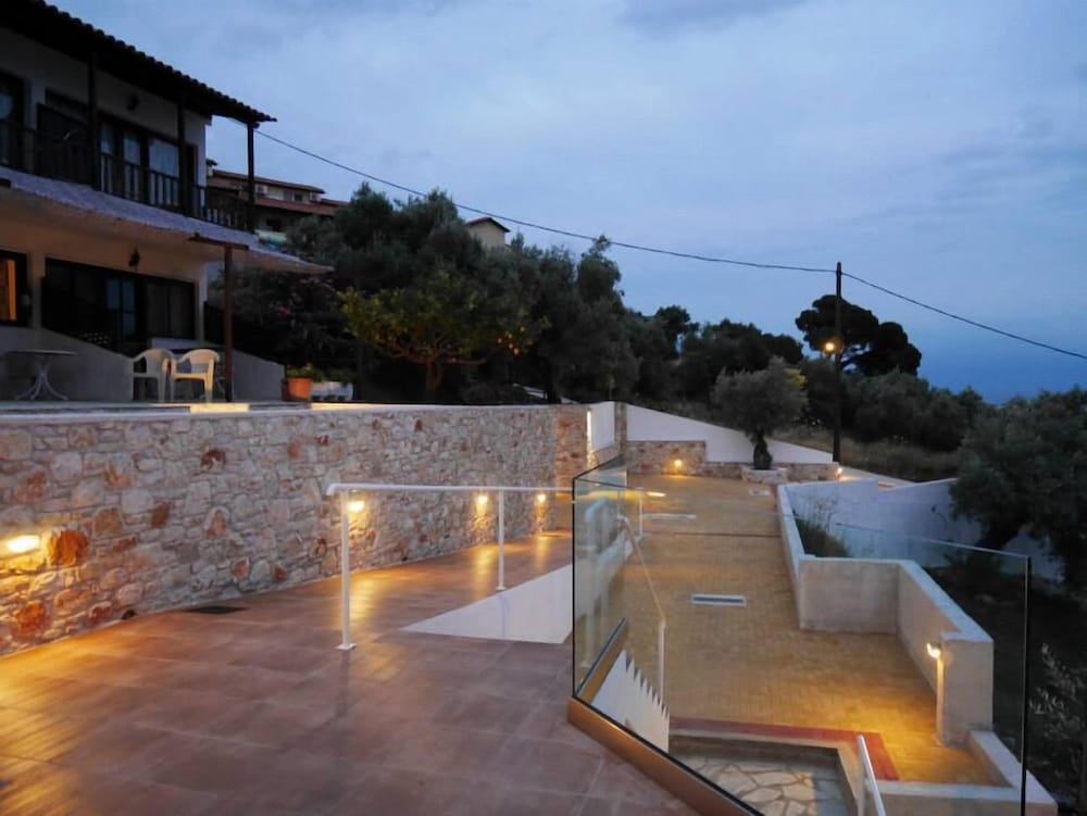 Hotel Rene — Hotel building in Skiathos, Thessaly