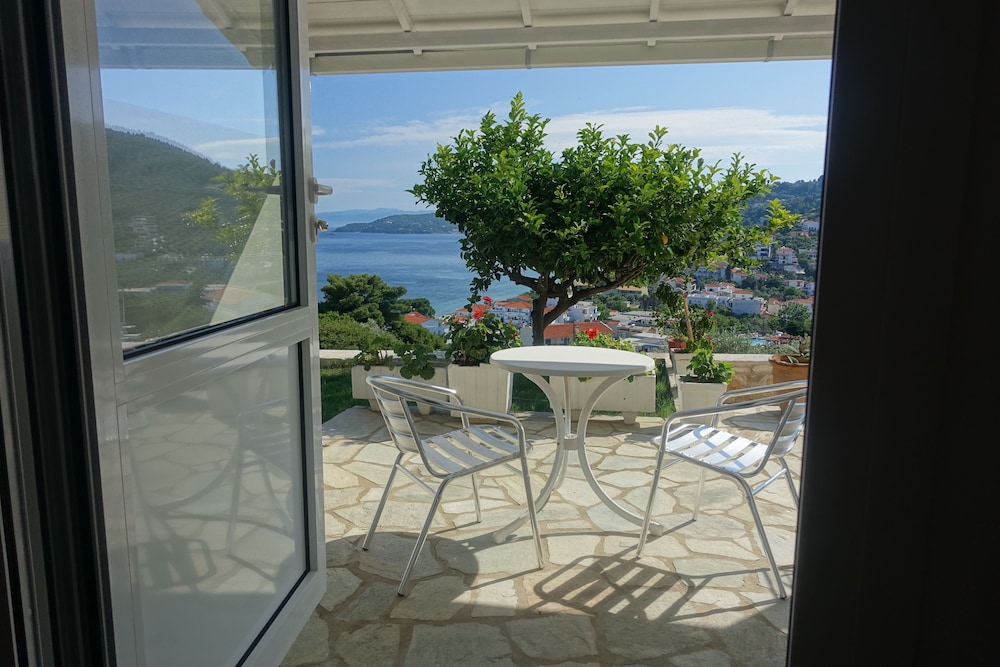 Hotel Rene — Hotel rooms in Skiathos, Thessaly