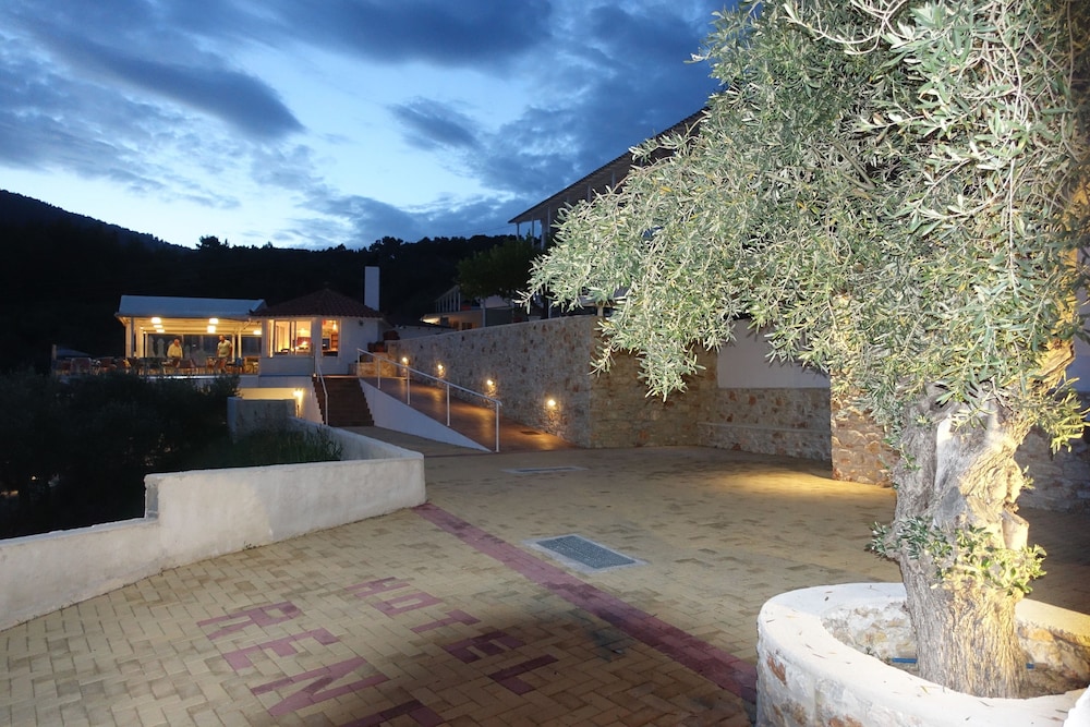 Hotel Rene — Hotel building in Skiathos, Thessaly