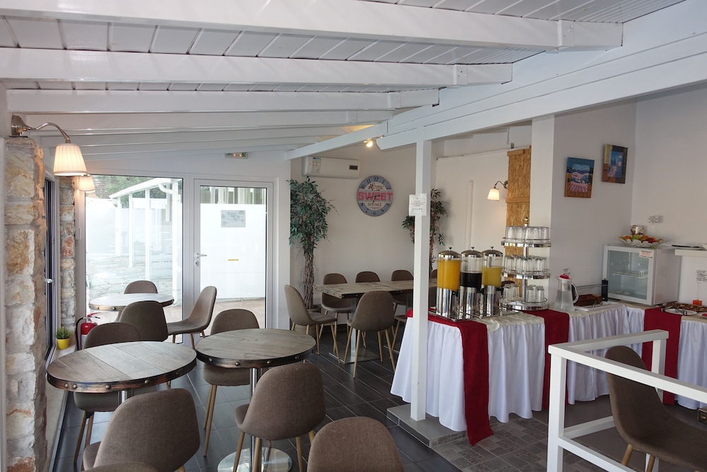Hotel Rene — Restaurant & bars in Skiathos, Thessaly