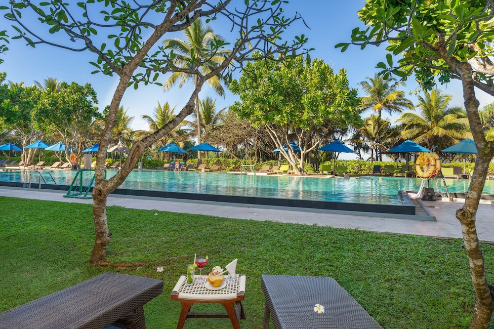 Pullman Bentota Resort and Spa — Swimming pool in Bentota