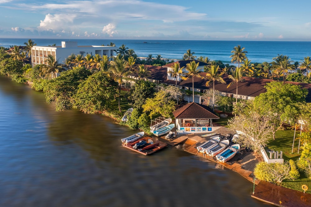 Pullman Bentota Resort and Spa — Hotel building in Bentota