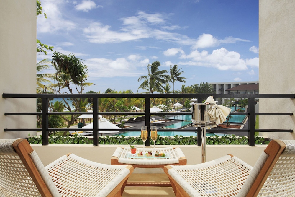 Pullman Bentota Resort and Spa — Swimming pool in Bentota