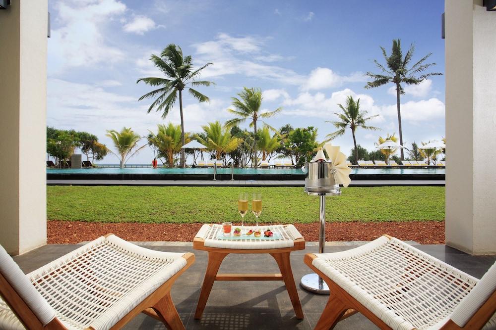 Pullman Bentota Resort and Spa — Swimming pool in Bentota