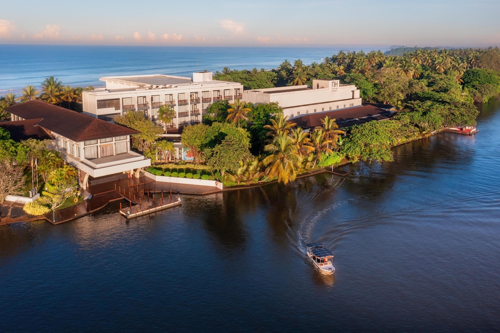 Pullman Bentota Resort and Spa — Hotel building in Bentota