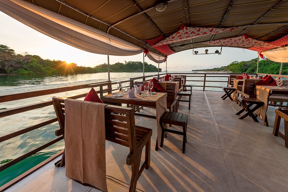 Pullman Bentota Resort and Spa — Restaurant & bars in Bentota