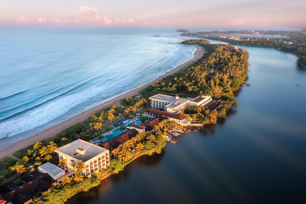 Pullman Bentota Resort and Spa — Hotel building in Bentota