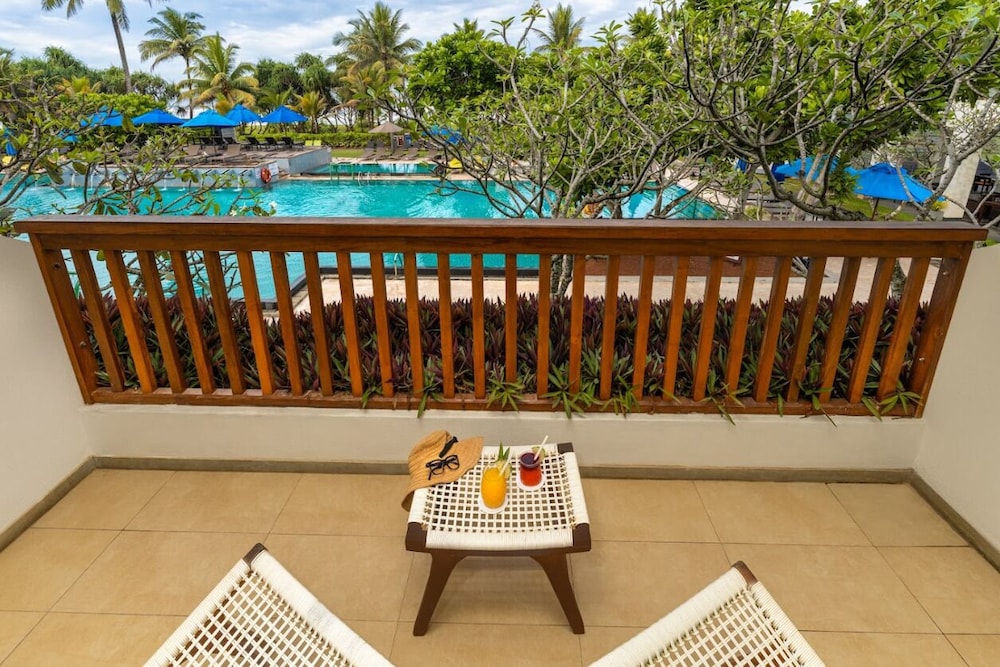 Pullman Bentota Resort and Spa — Swimming pool in Bentota