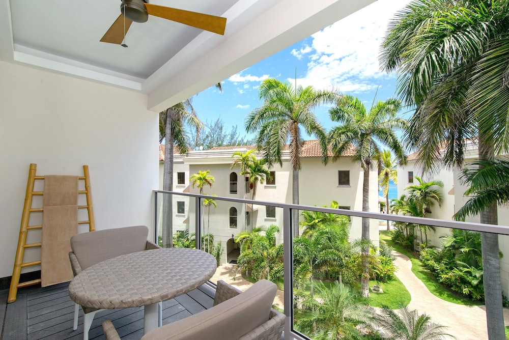 Coyaba Beach Resort — Hotel building in Montego Bay