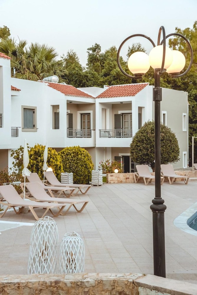Iphigenia Mythic Retreat — Hotel building in Hersonissos