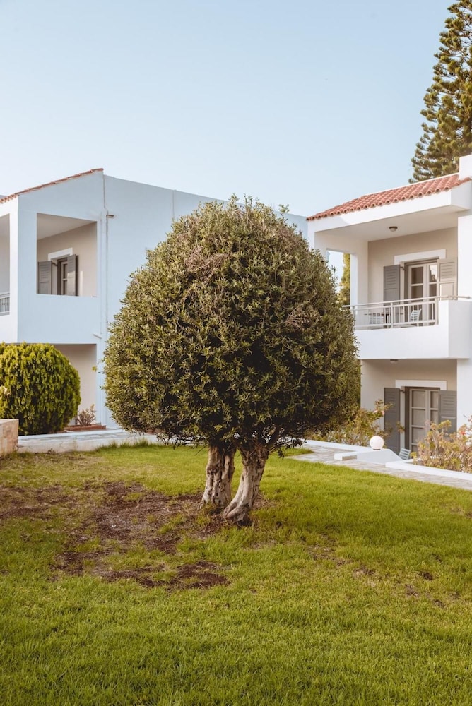 Iphigenia Mythic Retreat — Hotel building in Hersonissos