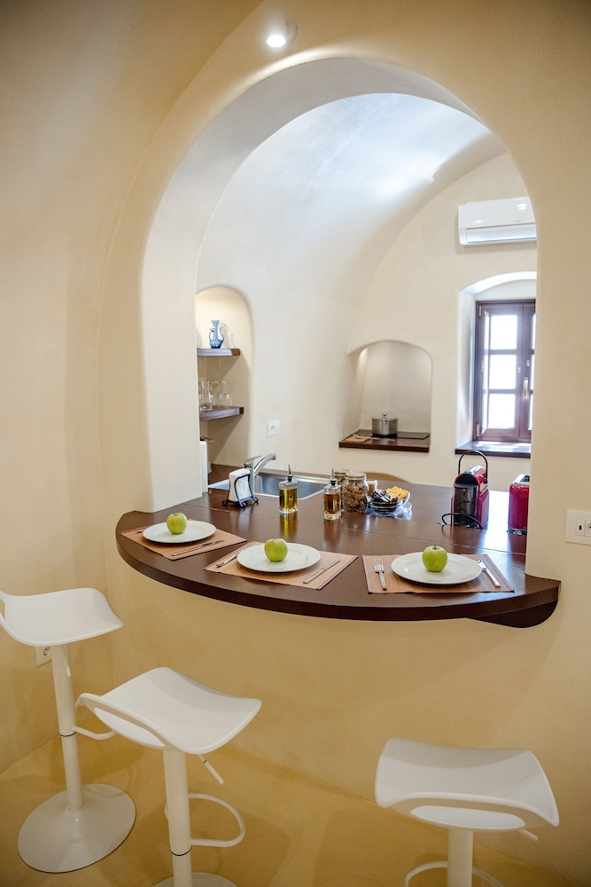 Azalea Houses — Hotel rooms in Oia, South Aegean