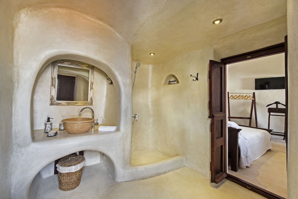 Azalea Houses — Hotel rooms in Oia, South Aegean