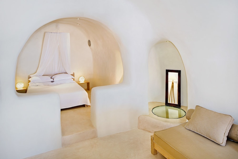 Azalea Houses — Hotel rooms in Oia, South Aegean