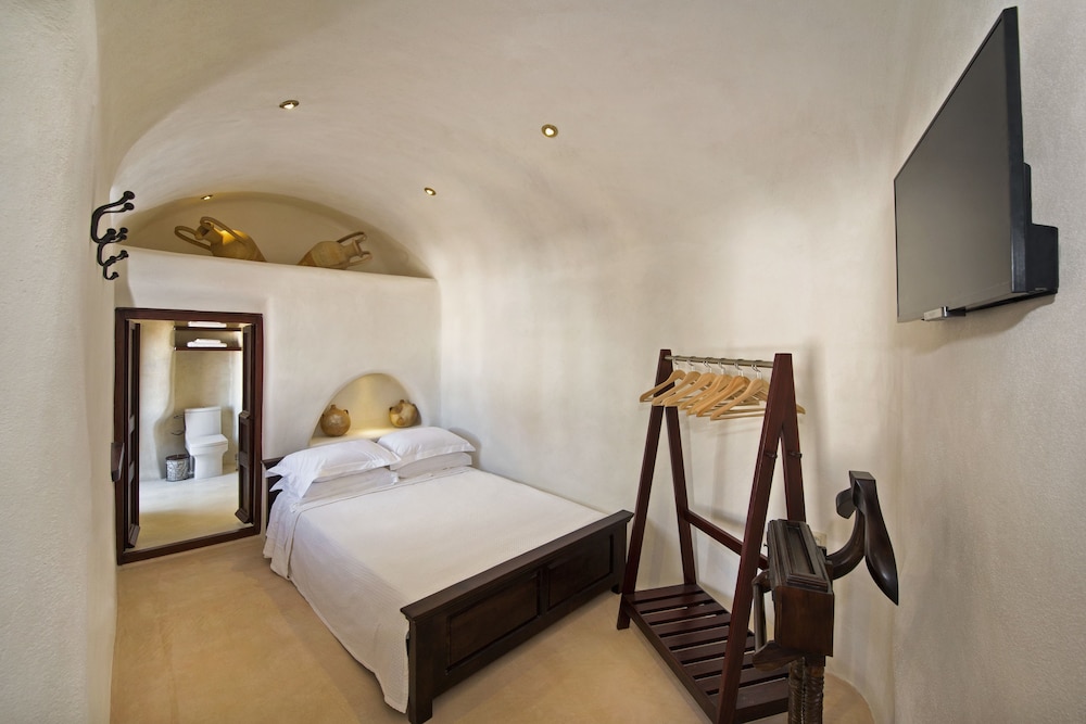 Azalea Houses — Hotel rooms in Oia, South Aegean