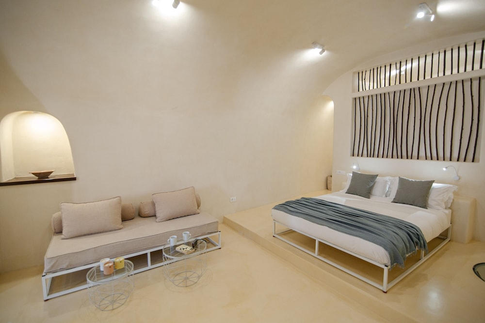 Azalea Houses — Hotel rooms in Oia, South Aegean