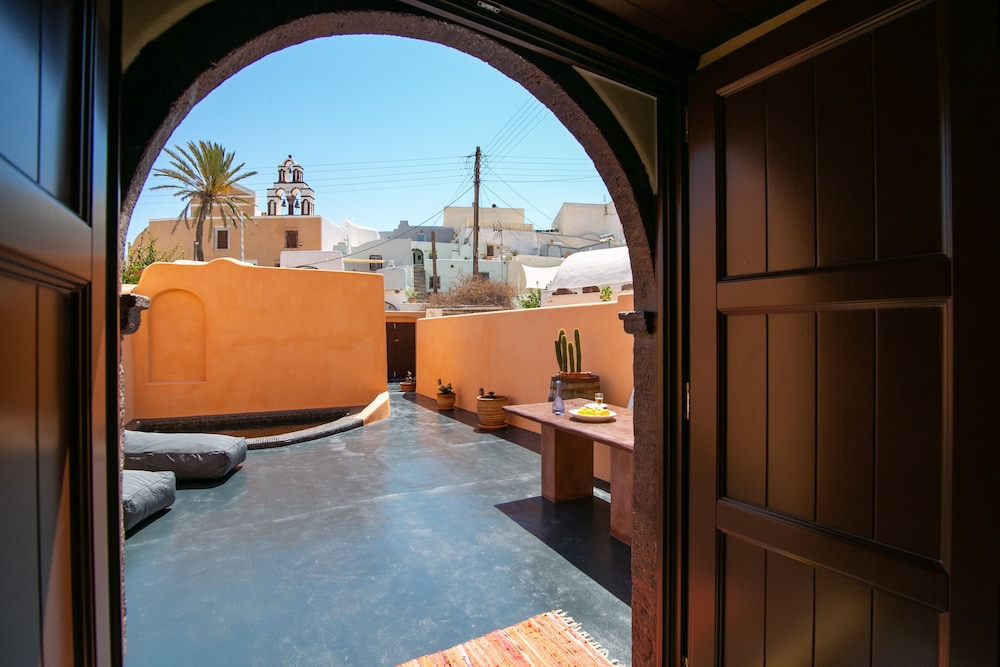 Azalea Houses — Hotel building in Oia, South Aegean