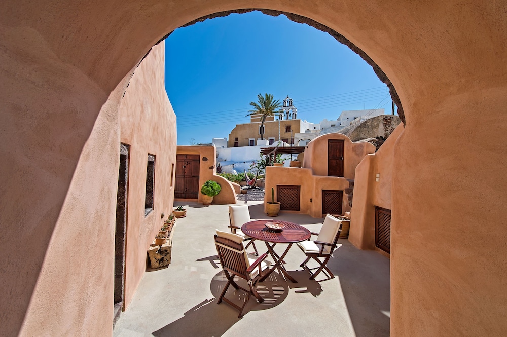 Azalea Houses — Hotel building in Oia, South Aegean