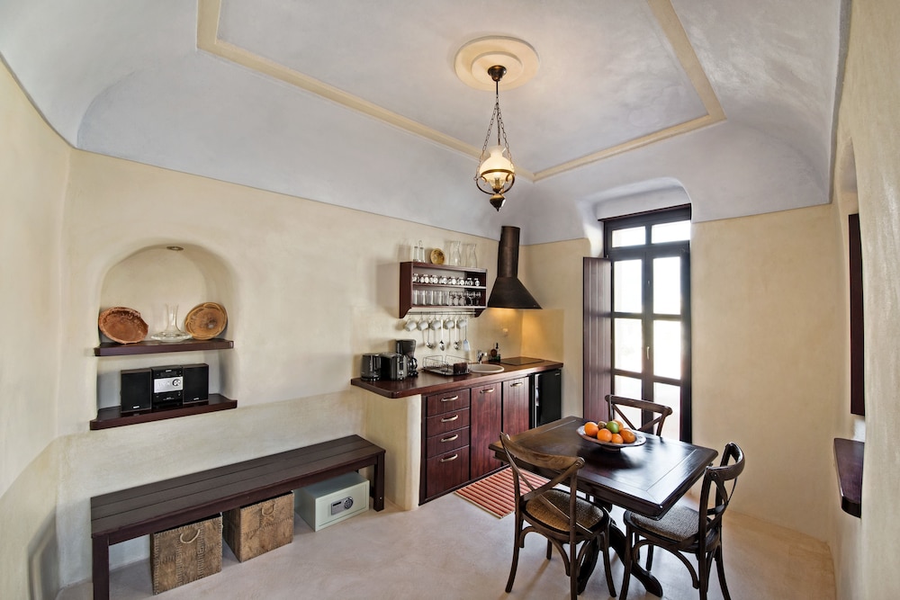 Azalea Houses — Hotel rooms in Oia, South Aegean