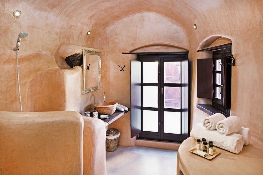 Azalea Houses — Hotel rooms in Oia, South Aegean