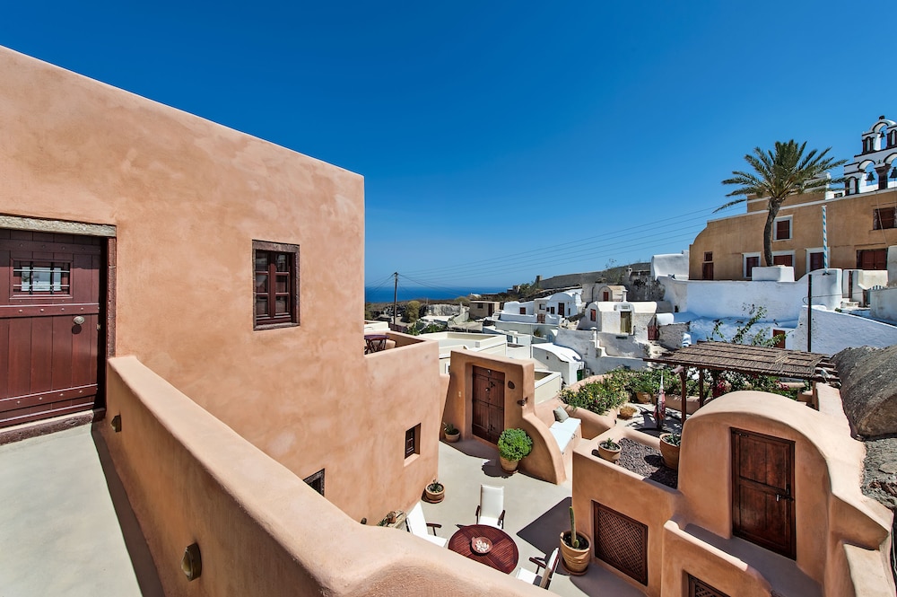 Azalea Houses — Hotel building in Oia, South Aegean