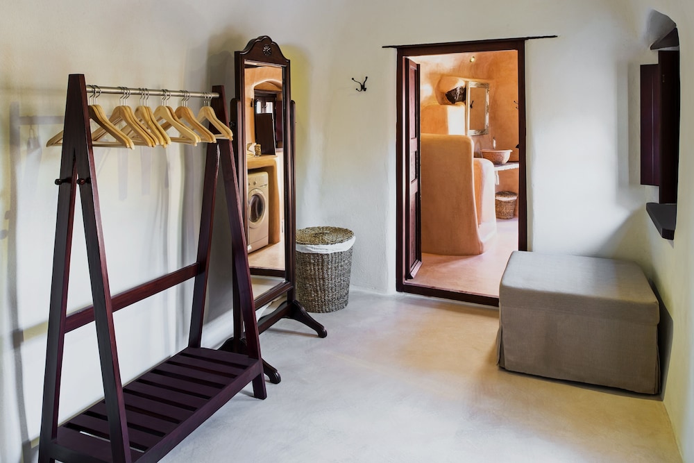 Azalea Houses — Hotel rooms in Oia, South Aegean