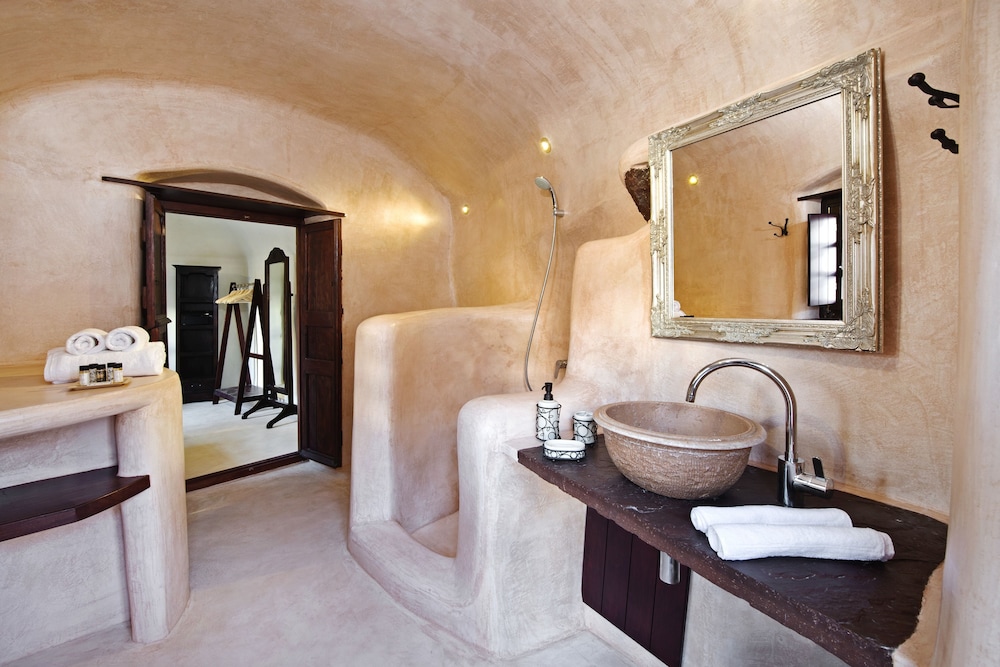 Azalea Houses — Hotel rooms in Oia, South Aegean