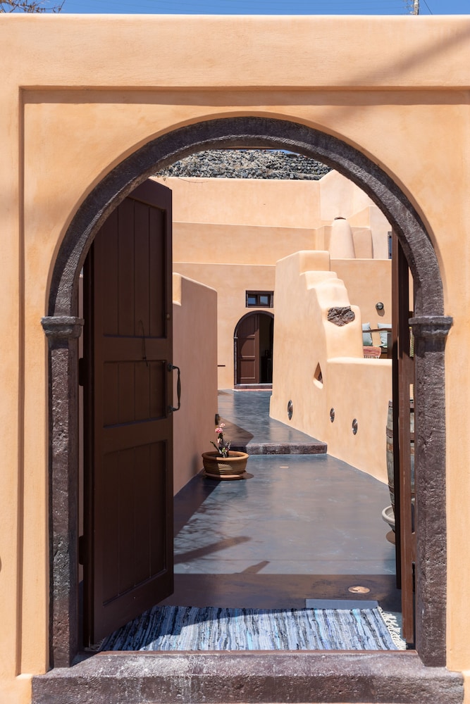 Azalea Houses — Hotel building in Oia, South Aegean