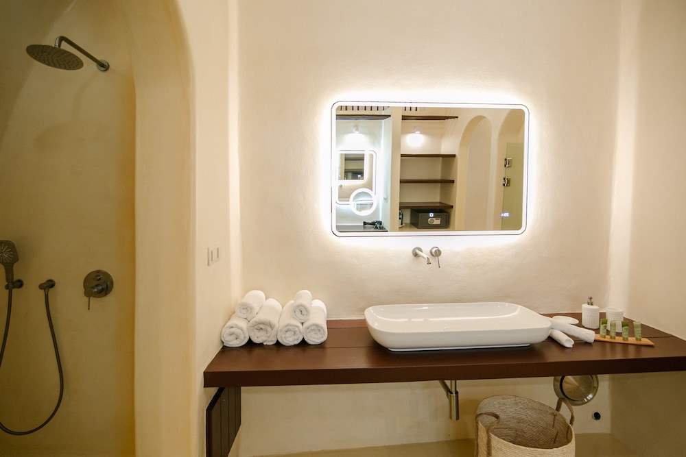 Azalea Houses — Hotel rooms in Oia, South Aegean