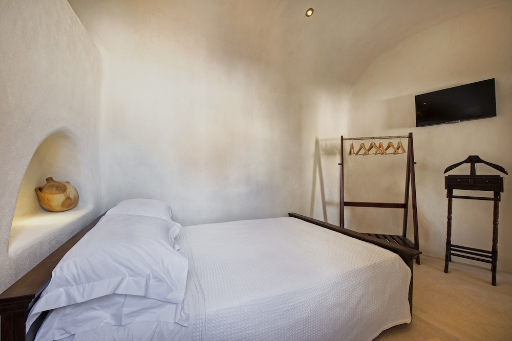 Azalea Houses — Hotel rooms in Oia, South Aegean