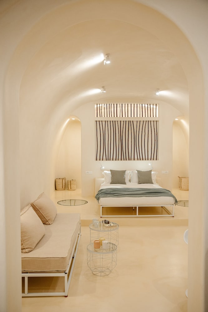 Azalea Houses — Hotel rooms in Oia, South Aegean