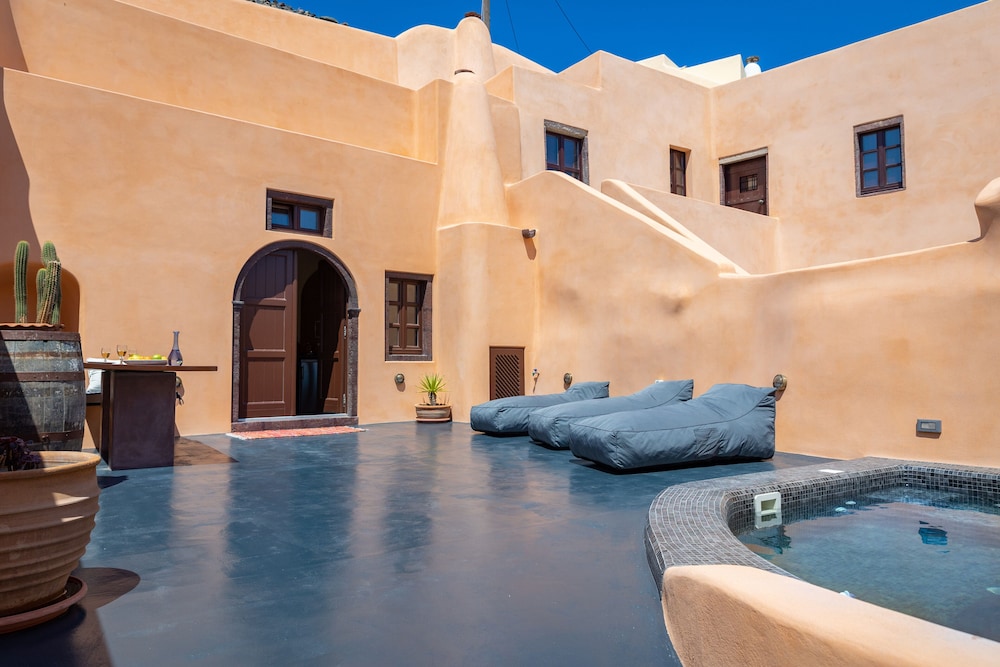Azalea Houses — Hotel building in Oia, South Aegean
