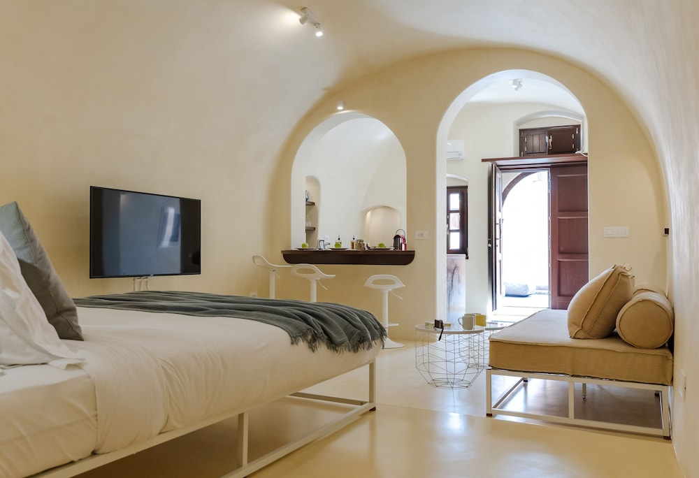 Azalea Houses — Hotel rooms in Oia, South Aegean