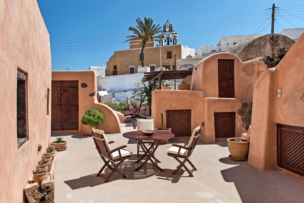 Azalea Houses — Hotel building in Oia, South Aegean