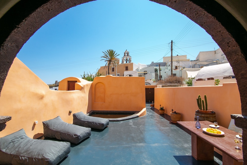 Azalea Houses — Hotel building in Oia, South Aegean