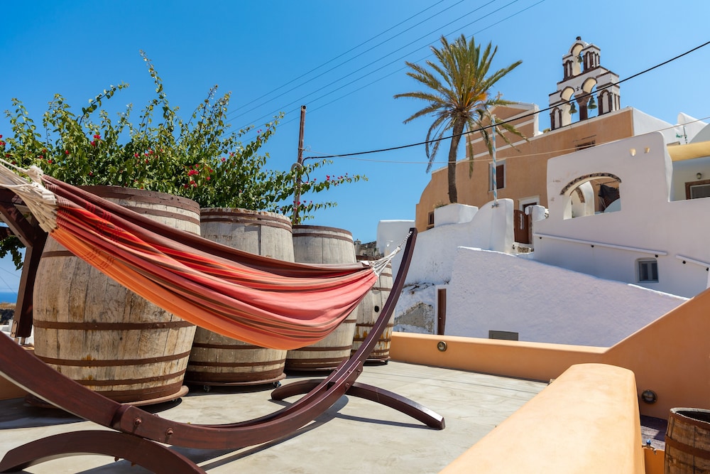 Azalea Houses — Hotel building in Oia, South Aegean