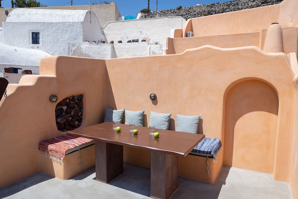 Azalea Houses — Hotel building in Oia, South Aegean