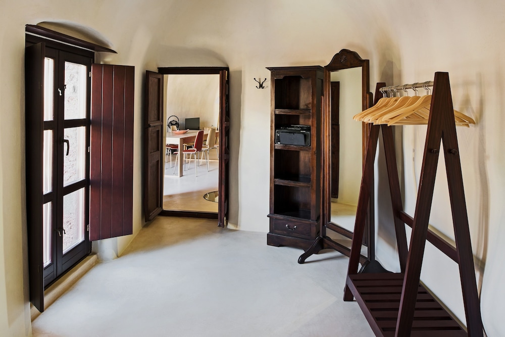 Azalea Houses — Hotel rooms in Oia, South Aegean