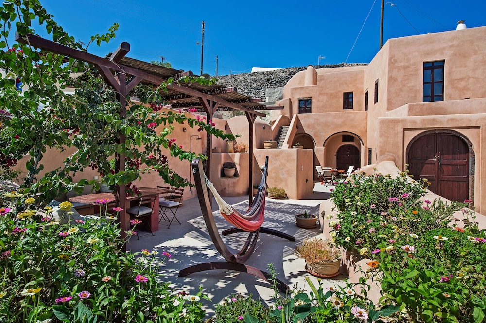 Azalea Houses — Hotel building in Oia, South Aegean