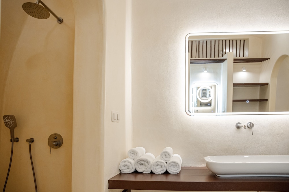 Azalea Houses — Hotel rooms in Oia, South Aegean