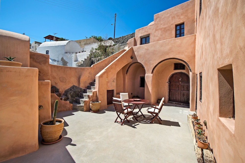 Azalea Houses — Hotel building in Oia, South Aegean