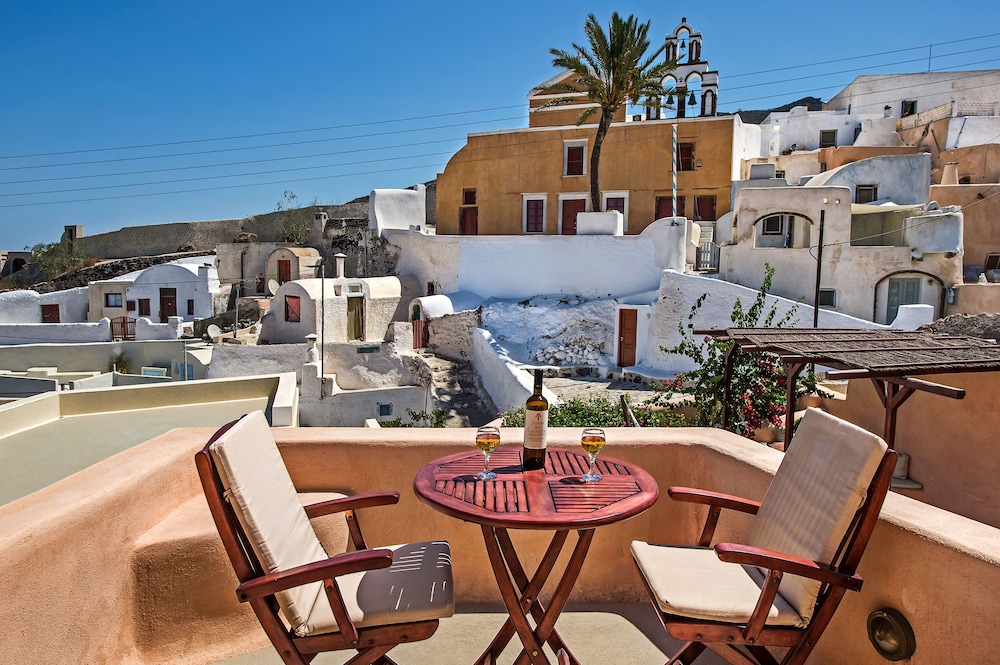 Azalea Houses — Hotel building in Oia, South Aegean
